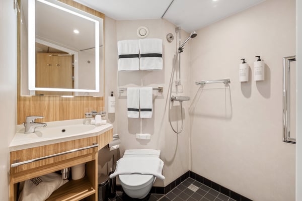 HX Hurtigruten Expeditions, MS Spitsbergen, Polar Inside K, Credit - Espen Mills 1